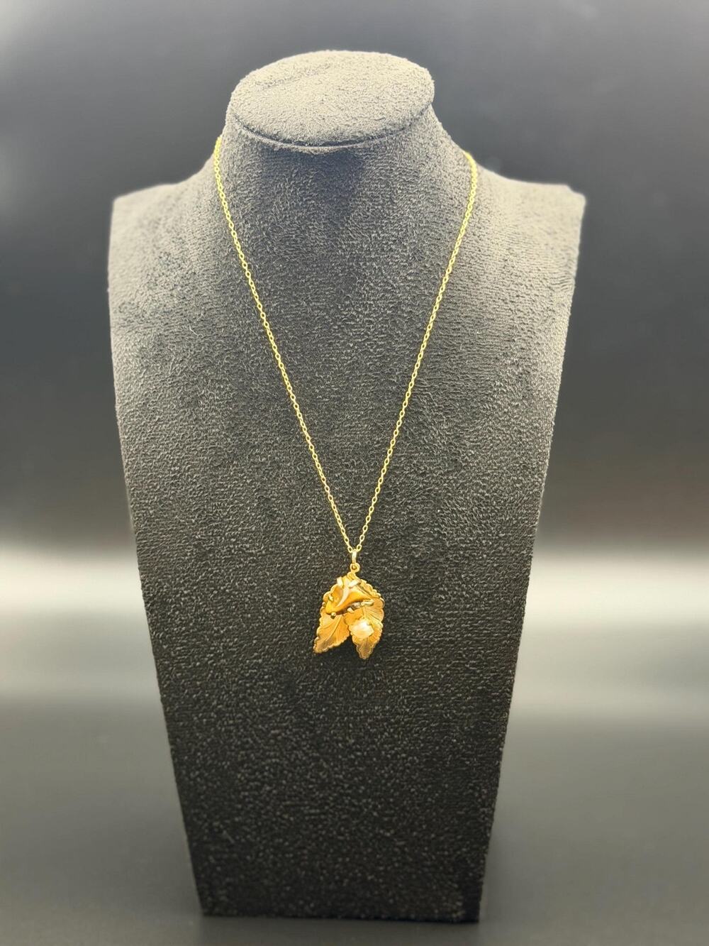 Vintage leaf tiger eye and faux pearl pendant necklace